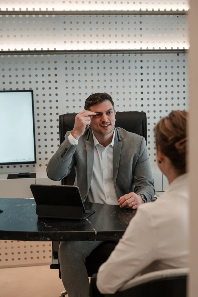 Dr. Yuri Moresco cirurgião plástico facial explicando blefaroplastia em
Curitiba