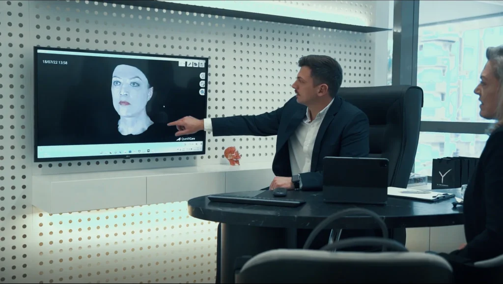 Dr. Yuri Moresco avaliando paciente harmonização facial natural Curitiba